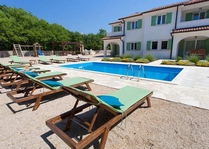 Luxurioese Mit Pool Inmitten Der By Interhome 펜션